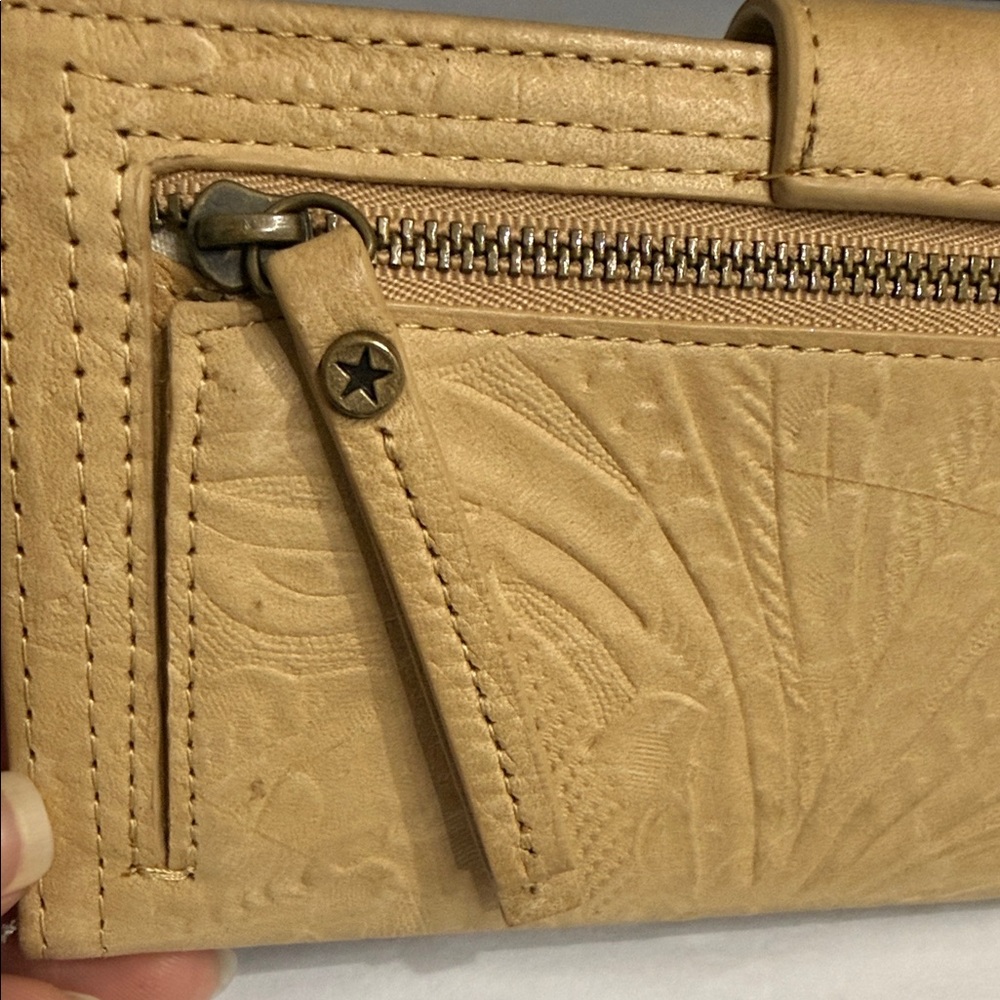 American Leather Co. Elegant Tan Women's Wallet - Picture 6 of 7